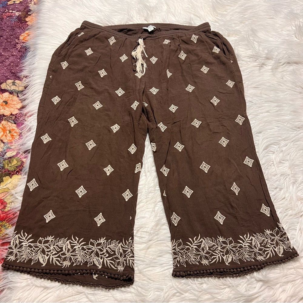 Sundance Brown Capris with Cream Detailing